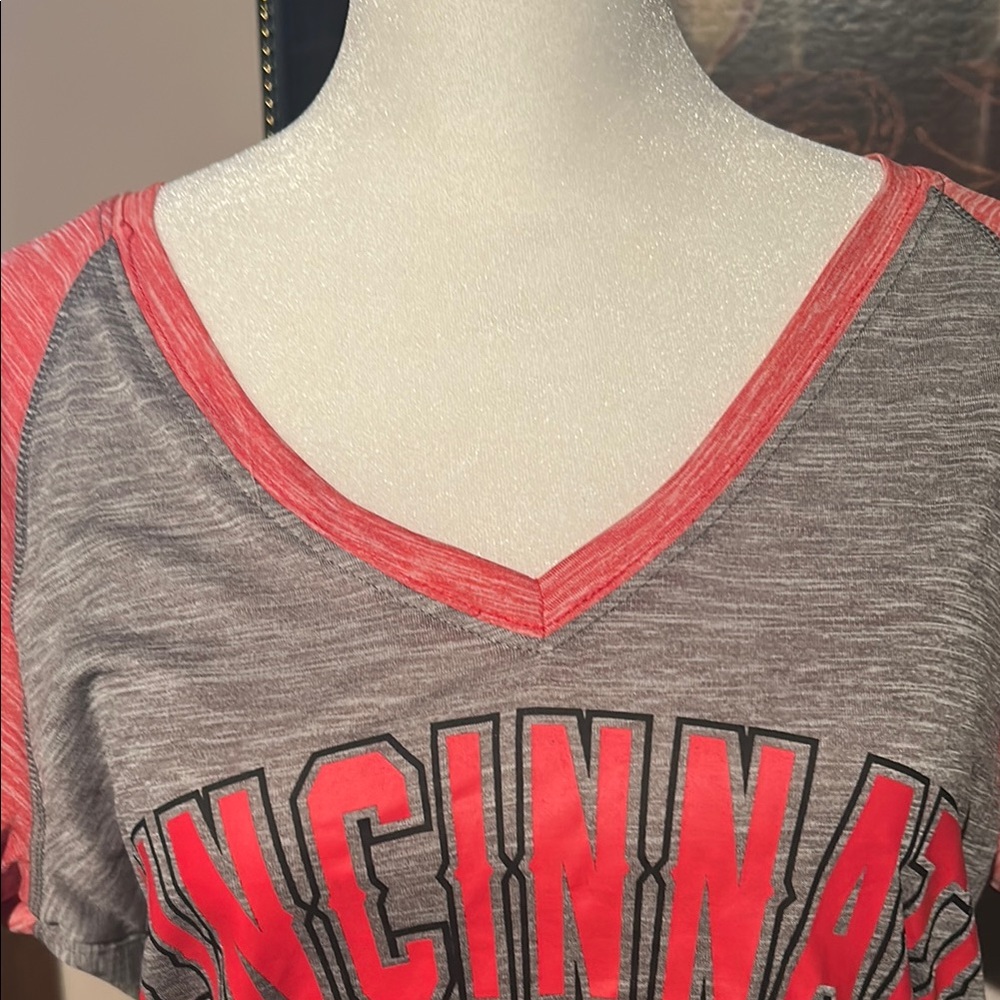 Red Brand Cincinnati Reds V-Neck Tee size large - Picture 3 of 6